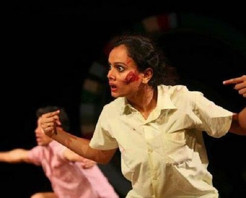 Kalyanee Mulay optræder i et teaterstykke