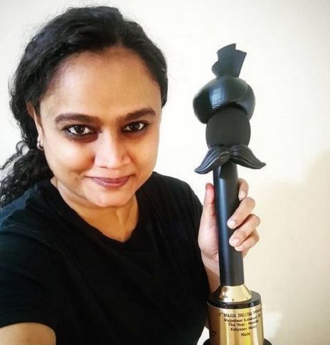 Kalyanee Mulay com seu prêmio