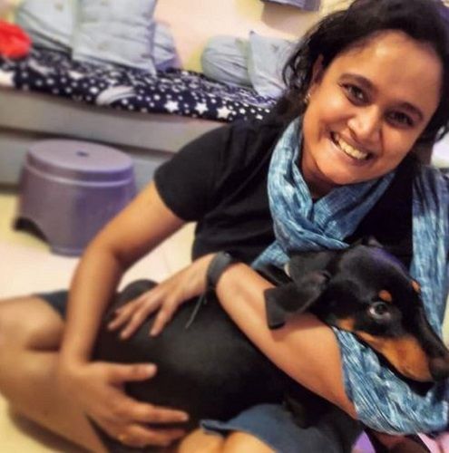 Kalyanee Mulay amb el seu gos mascota