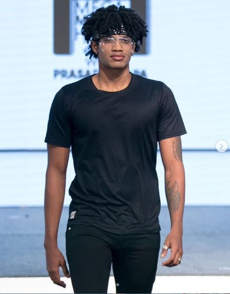 Michael Ajay kráčajúci po rampe pri Phoenix Mega Model Hunt 2019
