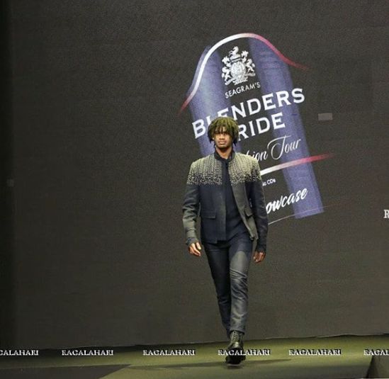 Michael Ajay caminando por la rampa en Blenders Pride Fashion Tour (2020)