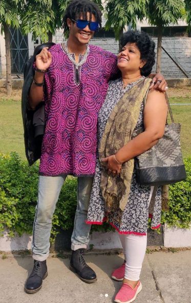 Michael Ajay bersama ibunya