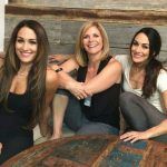 Brie Bella mit ihrer Mutter Kathy und Schwester Nikki Bella