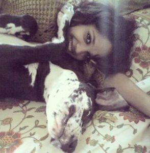 Mumtaz Sorcar avec son chien de compagnie
