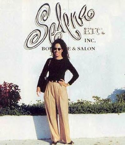 Selena stovi priešais savo butiką