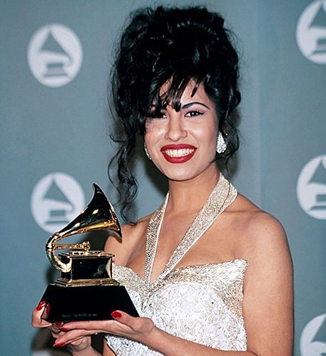 Selena Quintanilla med sin Grammy Award