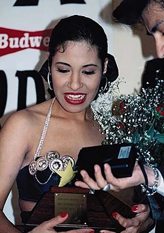 Селена Кинтанила, която получава музикалната си награда Tejano
