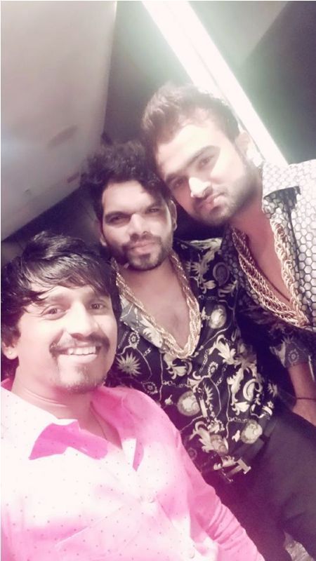 Sunny Waghchoure con Sanjay Gujar y Shiva Waghchoure