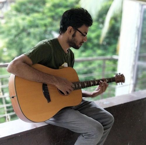 ဂစ်တာကစားနေသည့် Biswa Kalyan Rath