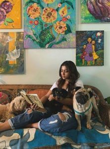 Anindita Bose avec ses chiens de compagnie