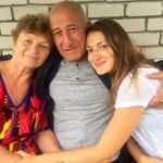 Dina Umarova bersama orang tuanya