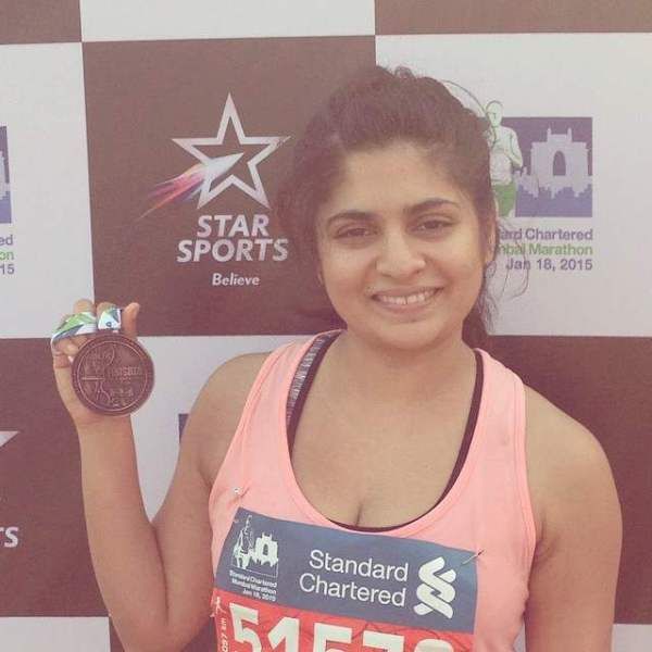 Sandhya Shekar med medalje for at afslutte halvmaraton i 2015