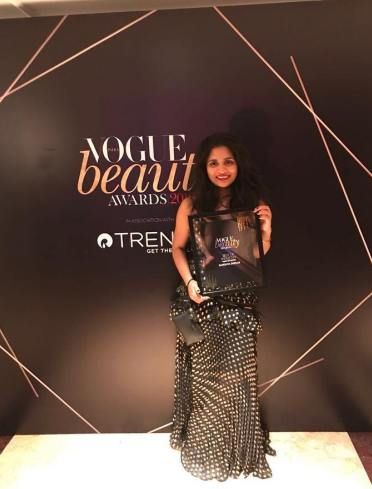 Sandhya Shekar med prisen Vogue for Bedste Makeup Artist of the Year 2018