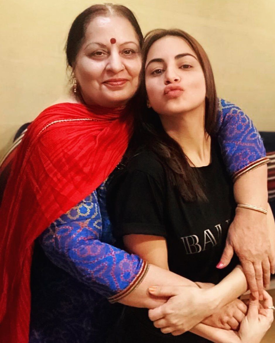 Shraddha Arya sa svojom majkom