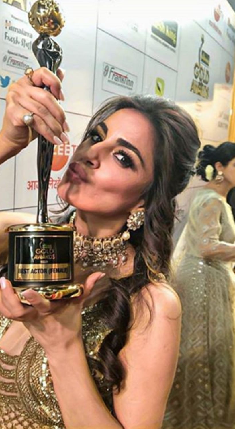 بہترین اداکار (خواتین) کے لئے زی سینے ایوارڈز 2018 کے ساتھ شردھا آریا