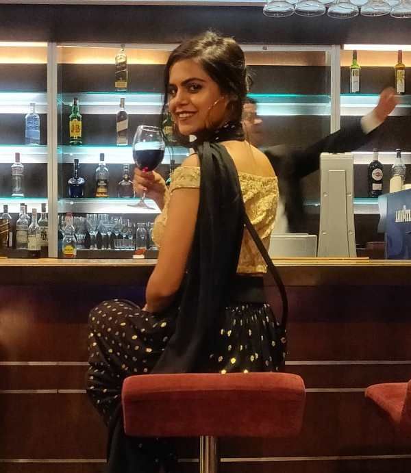 Prashansa Sharma uživajući u piću