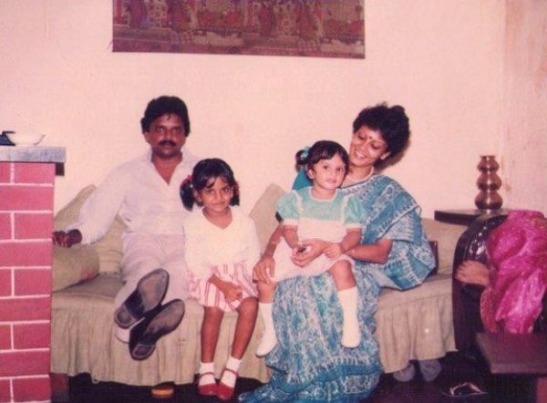 Een oude familiefoto van Arti Nayar met haar ouders en zus
