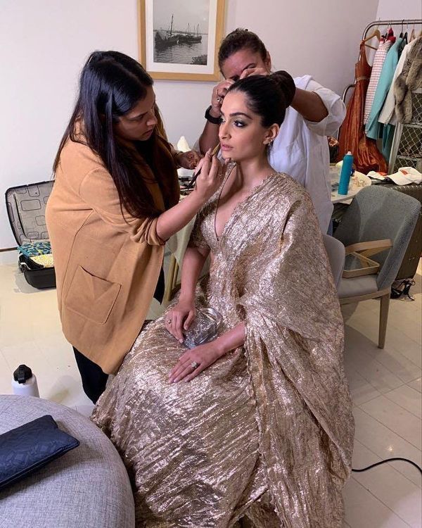 Арти Наяр делает макияж Sonam K Ahuja