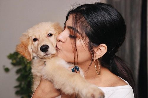 Kritika Khurana với chú chó cưng của cô ấy