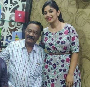 Manjula Paritala con su padre