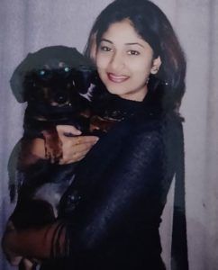 Manjula Paritala com seu cachorro de estimação