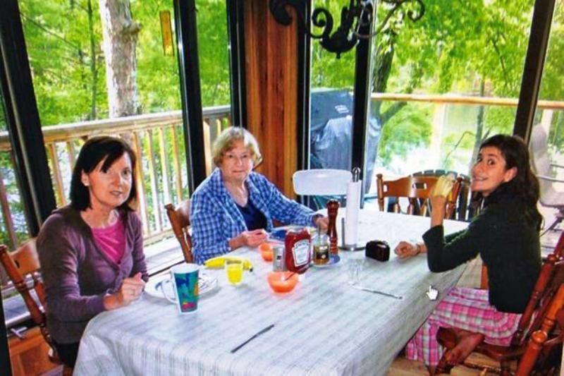 Неотдавнашна снимка на Силвия (в центъра) със снаха и внучка