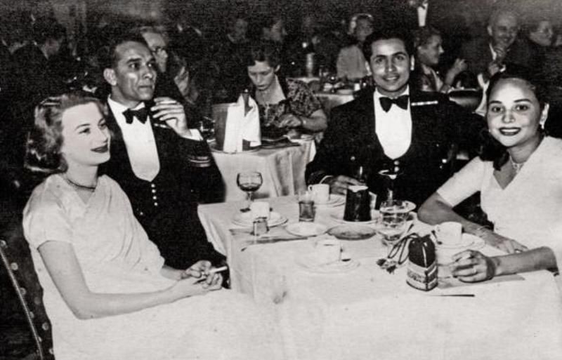 Силвия (отляво), командир на лейтенанта Джон Перейра, Кавас Нанавати и Джойс Перейра в клуб „Пигале“ в Пикадили в Лондон през 1952 г.