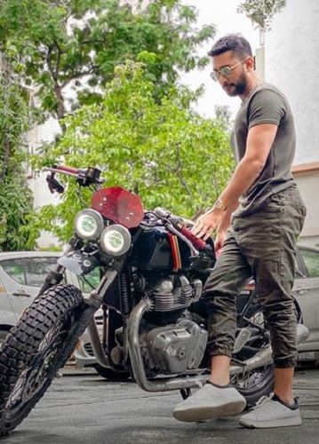 Zaid Darbar com sua motocicleta