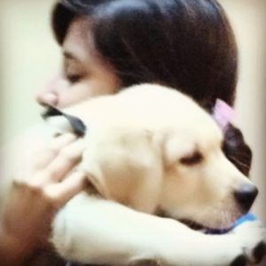 Maera Mishra amb el seu gos mascota