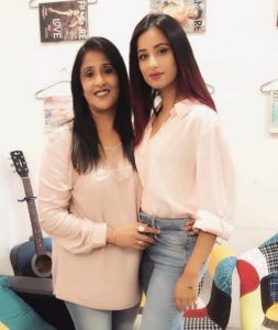 Maera Mishra äitinsä kanssa