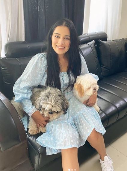 Η Sara Gurpal με τα σκυλιά της