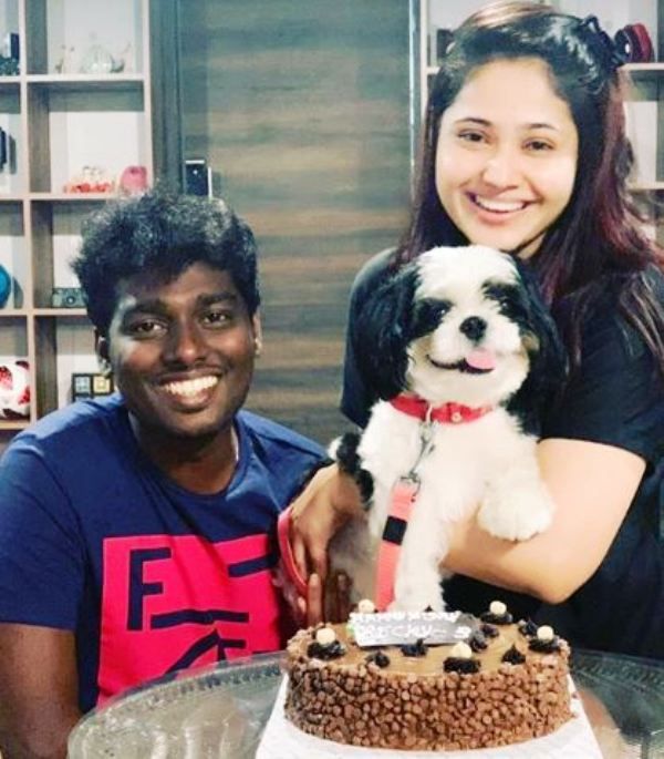 Atlee Kumar vaimonsa ja koiransa kanssa