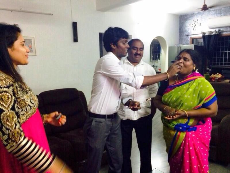 Atlee Kumar con sus padres y esposa