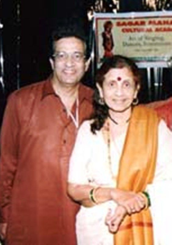 Bald Dhuri, Karısı Jayshree Gadkar ile