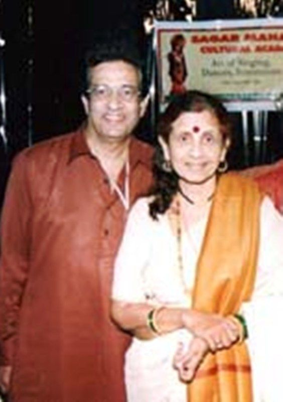 Chauve Dhuri avec sa femme Jayshree Gadkar