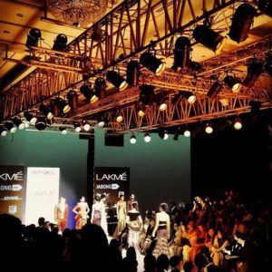 Anisha Victor går på rampen ved Lakme Fashion Week