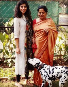 Anisha Victor koos emaga