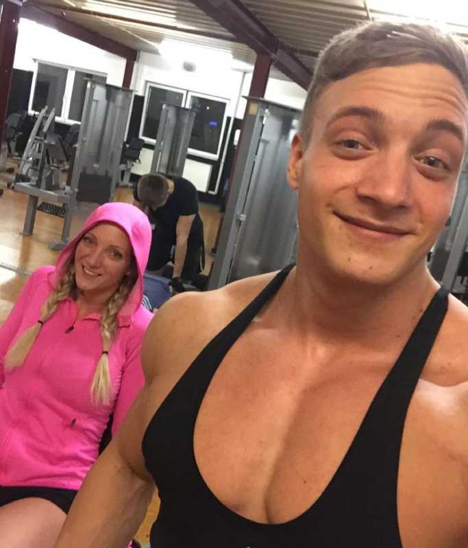 Jo Lindner med sin syster på ett gym