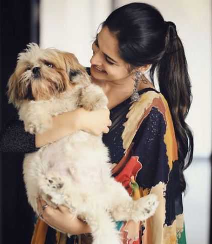 Ayesha Khan posa con un cane