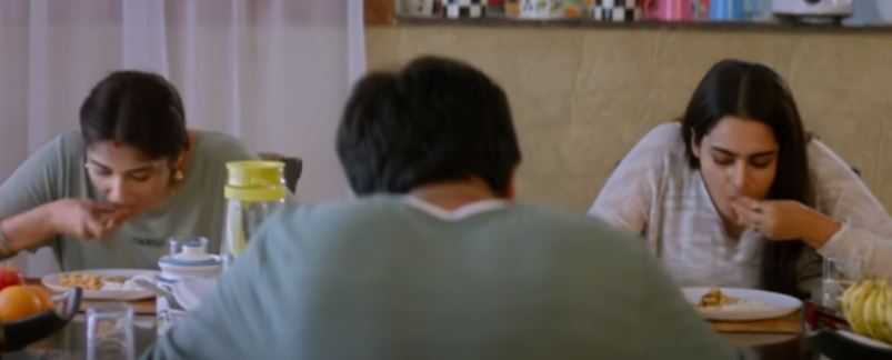 Ayesha Khan in einer Szene aus dem Film Mukhachitram