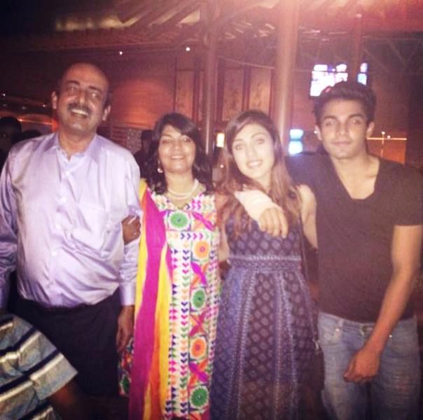 Rhea Chakraborty με την οικογένειά της