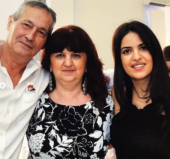 Natasa Stankovic กับพ่อแม่ของเธอ