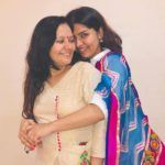 Nidhi Bhanushali ar savu māti