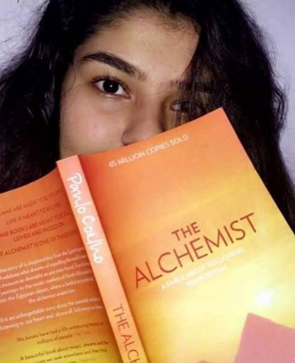 Nidhi Bhanushali liest den Alchemisten