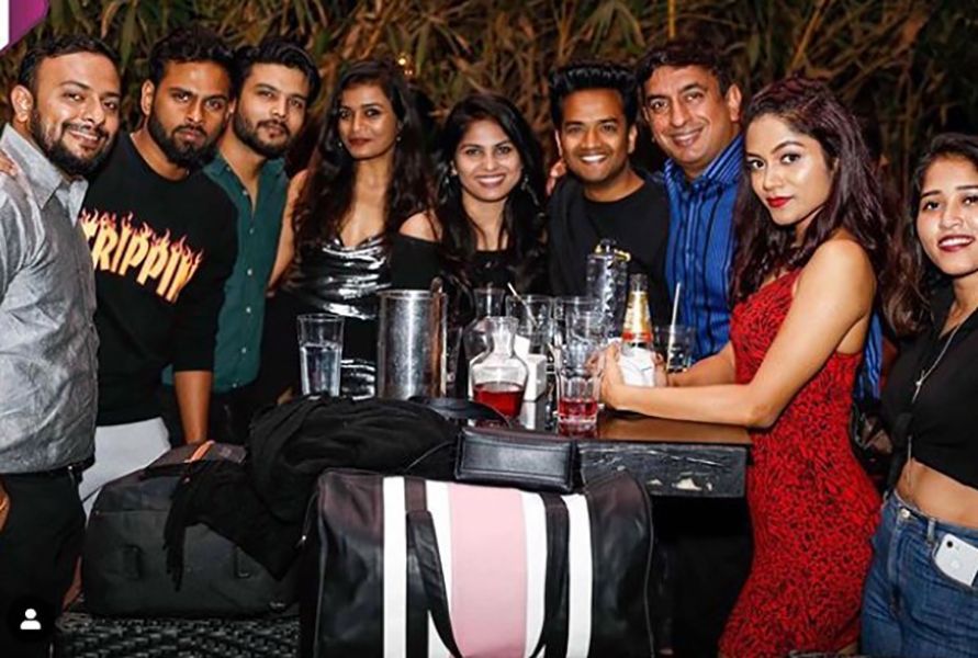 Sonali Bhadauria bebendo álcool com seus amigos
