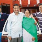 Ašoks Khemka ar sievu Jyoti Khemka un viņa dēliem Srinath & Ganesh