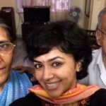 अपने माता-पिता के साथ मालविका सुंदर