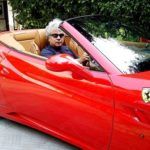 Suhels Sets pozē ar savu Ferrari California automašīnu