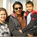 Biraj Bhatta med sin kone og søn