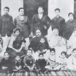 Subhas Chandra Bose (Stående ekstrem høyre) med familien sin
